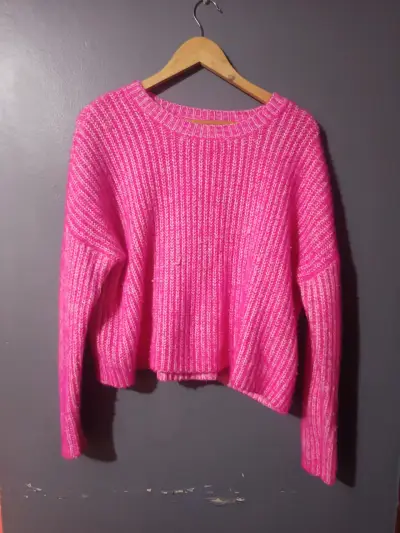 Suéter de punto grueso color fucsia para mujer - miniatura 1