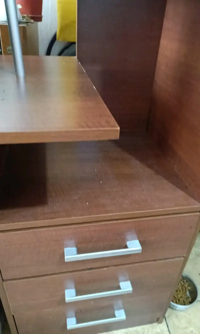 Escritorio de madera con estantes y cajones - 2