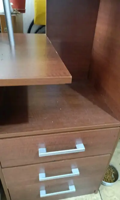 Escritorio de madera con estantes y cajones - miniatura 2