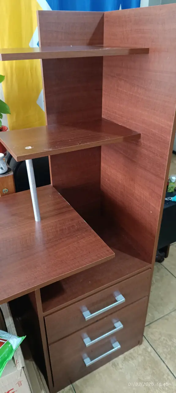 Escritorio de madera con estantes y cajones - 3