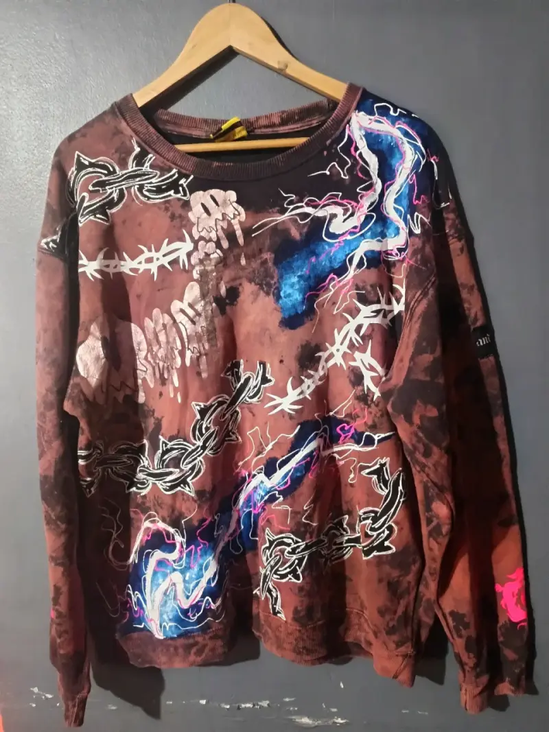 Polerón unisex con diseño artístico y colores vibrantes - 1