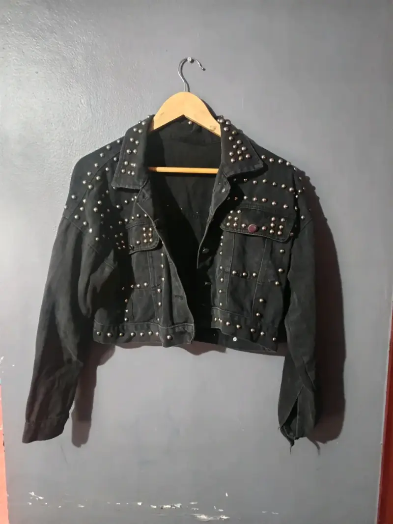 Chaqueta de mezclilla negra con tachas