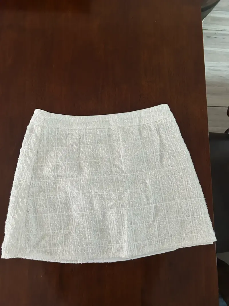 Falda corta blanca de tela texturizada