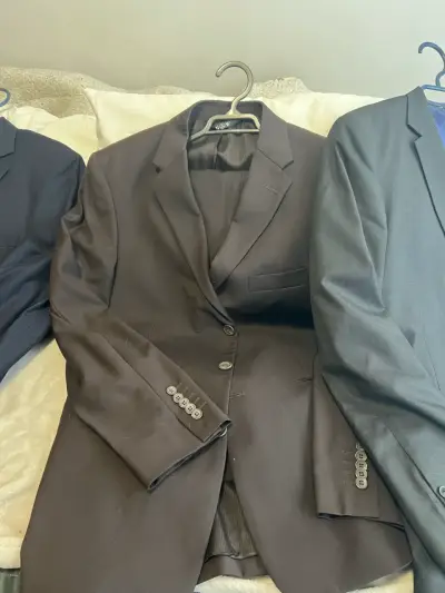 Traje formal de hombre en color gris - miniatura 3