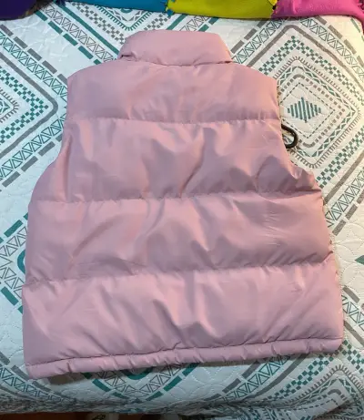 Chaqueta acolchada rosada sin mangas - miniatura 2