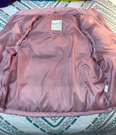Chaqueta acolchada rosada sin mangas - miniatura 3