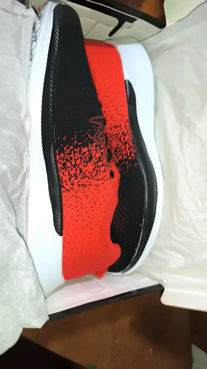 Zapatillas deportivas negras y rojas para hombre - 1