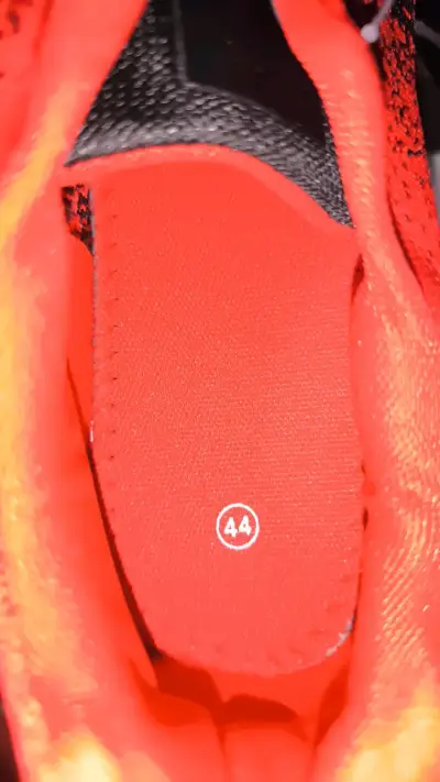 Zapatillas deportivas negras y rojas para hombre - miniatura 2