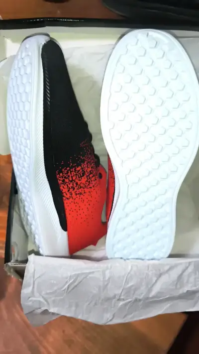 Zapatillas deportivas negras y rojas para hombre - miniatura 4