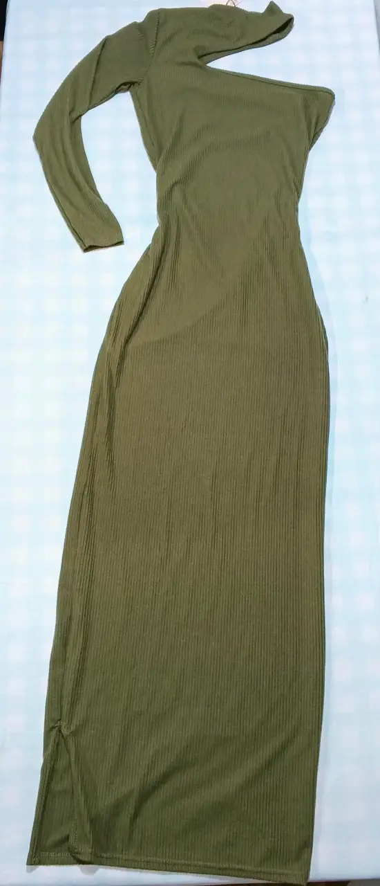 Vestido largo verde oliva ajustado - 1