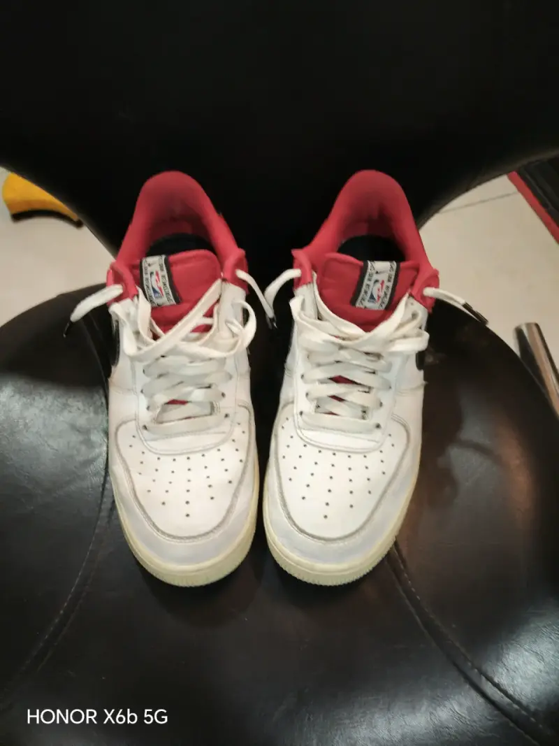 Zapatillas deportivas blancas con detalles rojos - 1