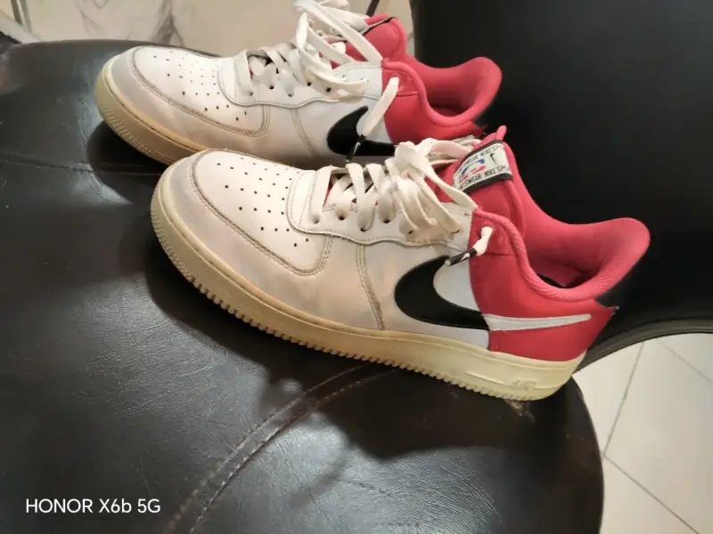Zapatillas deportivas blancas con detalles rojos - 2