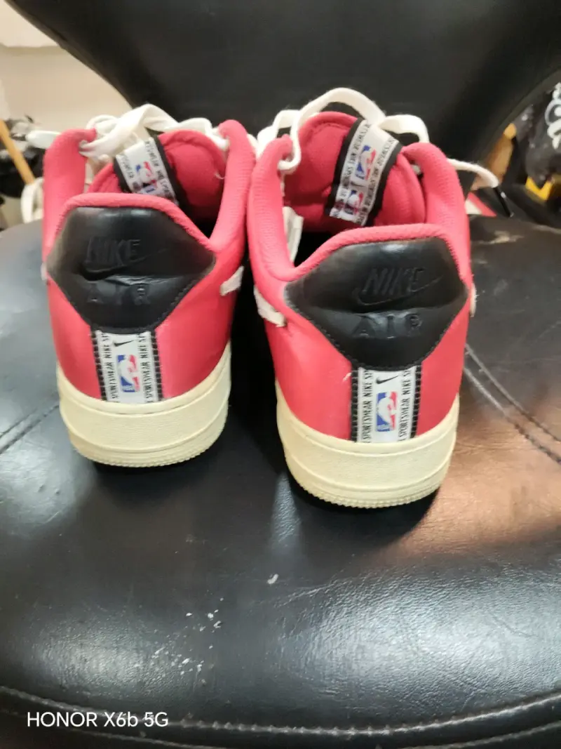 Zapatillas deportivas blancas con detalles rojos - 3