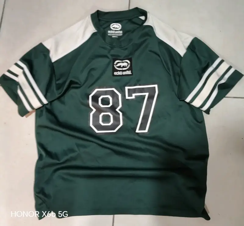 Polera deportiva verde Ecko Unltd con número 87 - 1