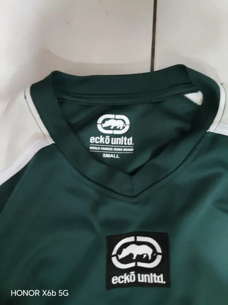Polera deportiva verde Ecko Unltd con número 87 - 3