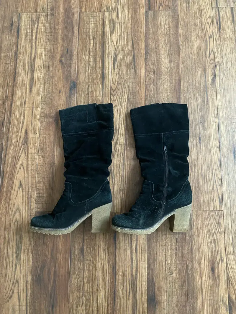 Botas de gamuza negras con tacón alto