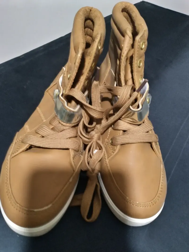 Zapatillas altas marrones con detalles metálicos