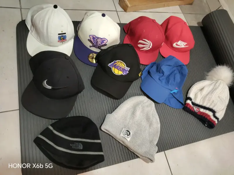 Lote de gorras y gorros de varias marcas