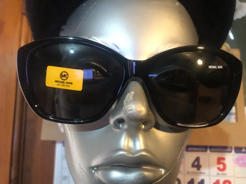Gafas de sol Michael Kors negras elegantes
