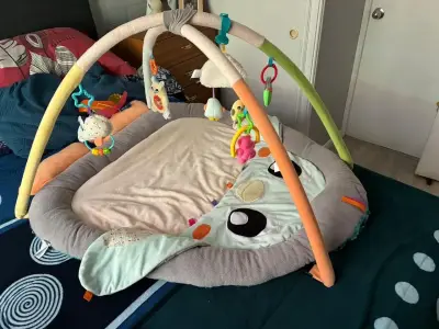 Gimnasio para bebé con juguetes colgantes - miniatura 3