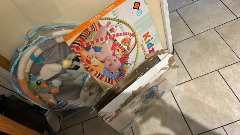 Gimnasio para bebé Kidz Time con juguetes colgantes