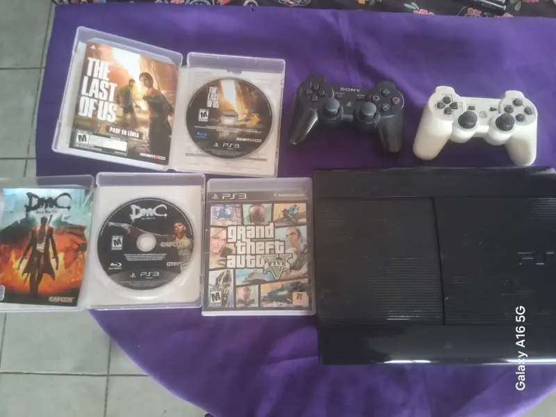 Consola PS3 con juegos y dos controles - 1