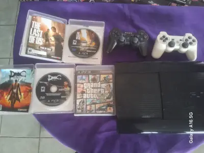 Consola PS3 con juegos y dos controles - miniatura 1