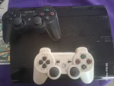 Consola PS3 con juegos y dos controles - miniatura 2
