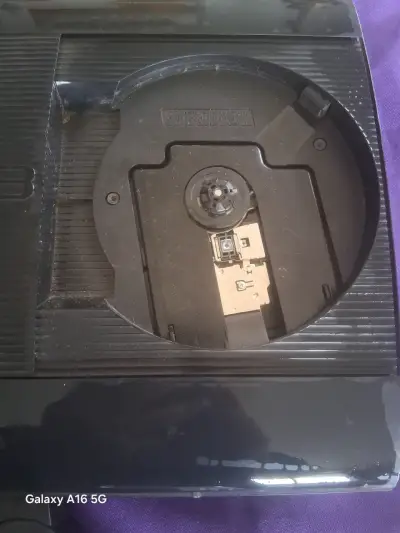 Consola PS3 con juegos y dos controles - miniatura 3