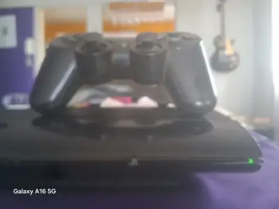 Consola PS3 con juegos y dos controles - miniatura 4