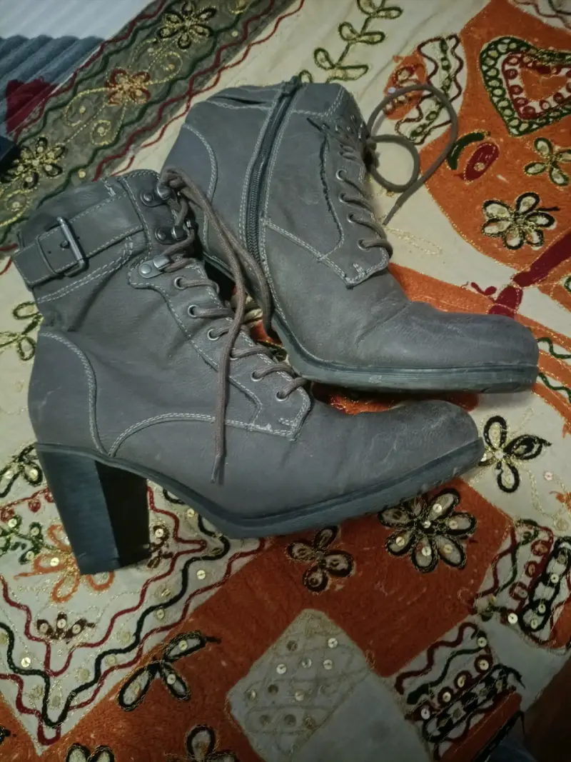 Botines de cuero gris con tacón para mujer