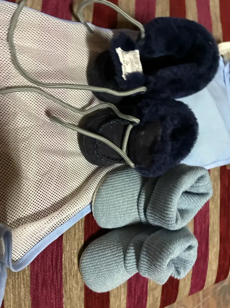 Set de botines y calcetines para bebé azul