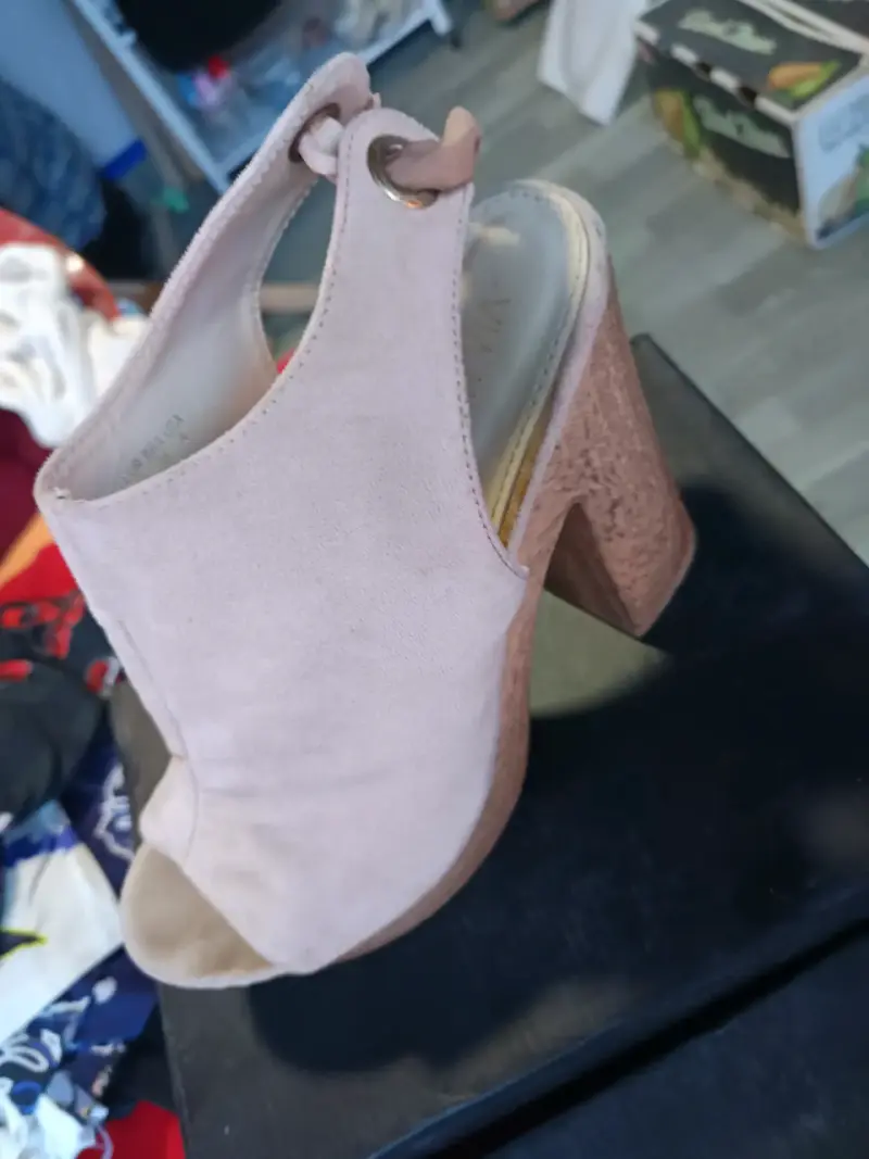 Sandalias de tacón alto color beige - 1