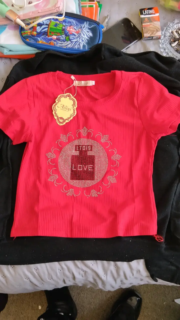 Polera roja con diseño de strass Ailiyi