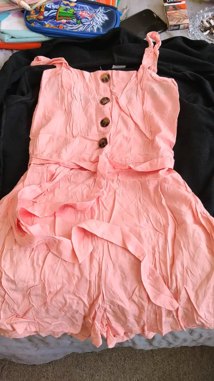 Vestido corto rosa con botones decorativos