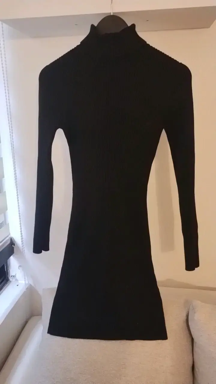 Vestido negro ajustado de manga larga - 1