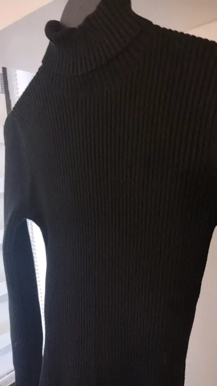 Vestido negro ajustado de manga larga - 4