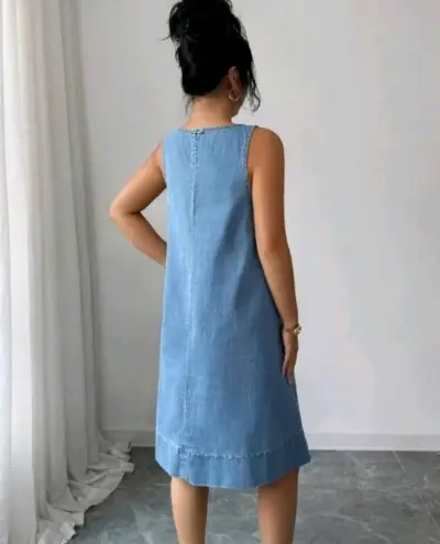Vestido de mezclilla azul casual para mujer - miniatura 2