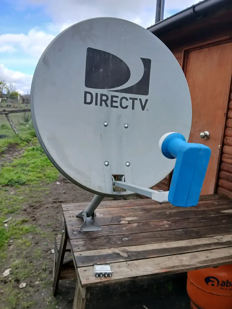 Antena parabólica DirecTV con soporte - 1