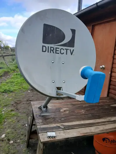Antena parabólica DirecTV con soporte - miniatura 1