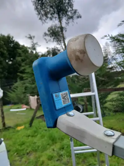 Antena parabólica DirecTV con soporte - miniatura 3