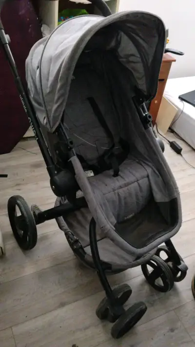 Coche de bebé gris con capota ajustable - miniatura 1