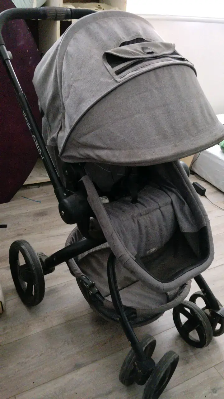 Coche de bebé gris con capota ajustable - 2