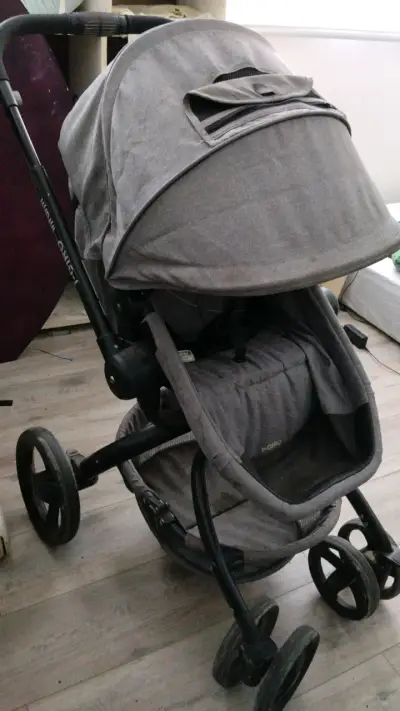 Coche de bebé gris con capota ajustable - miniatura 2