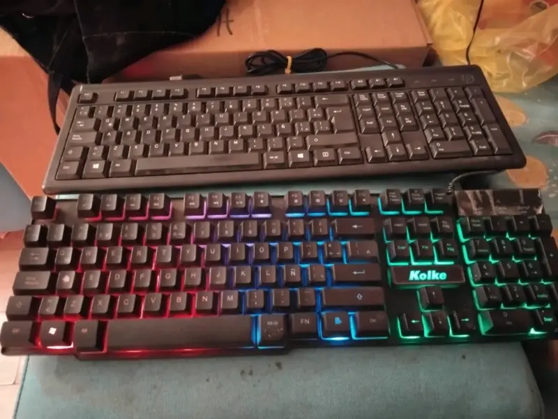 Teclado mecánico retroiluminado Kolke y teclado HP