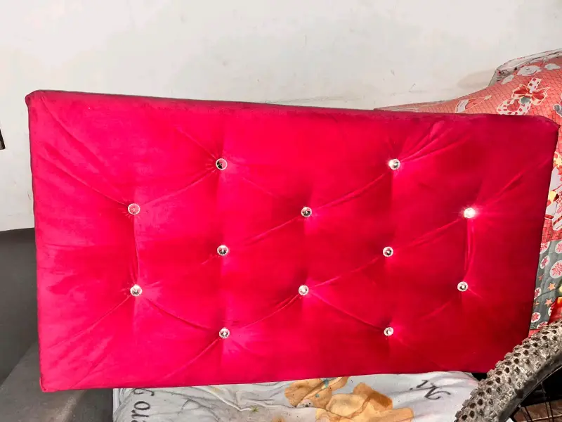 Cabecera de cama tapizada roja con botones