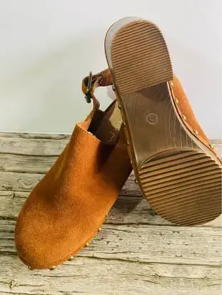 Zuecos de gamuza con taco alto y tachas - 2