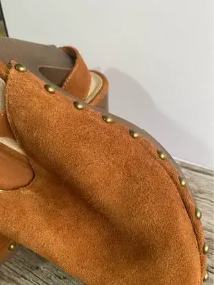 Zuecos de gamuza con taco alto y tachas - 3