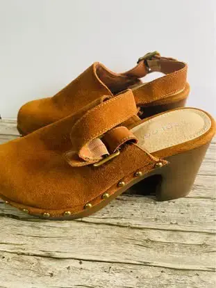 Zuecos de gamuza con taco alto y tachas - 5