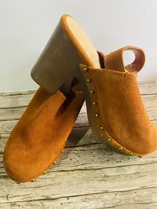 Zuecos de gamuza con taco alto y tachas - miniatura 6
